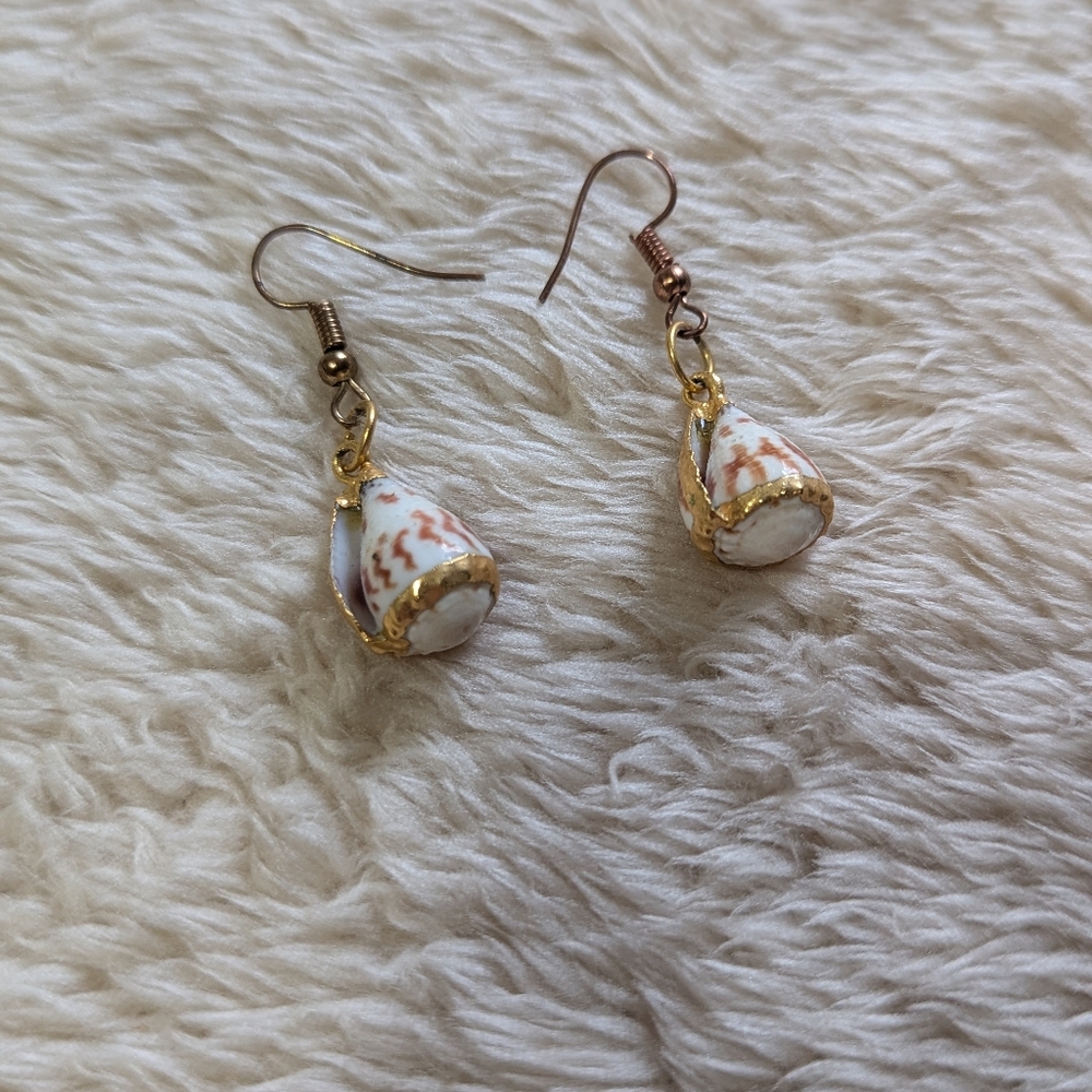 Vintage Small Sea Shell Rimmed With Gold filled Accent Pierced Earrings - Picture 5 of 7